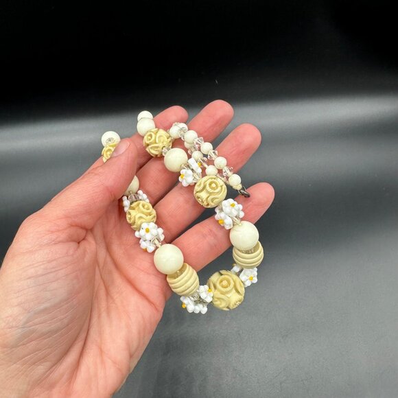 Vintage Beaded Necklace Carved Daisy Glowing Glass Flowers Retro Cream White - Picture 7 of 8